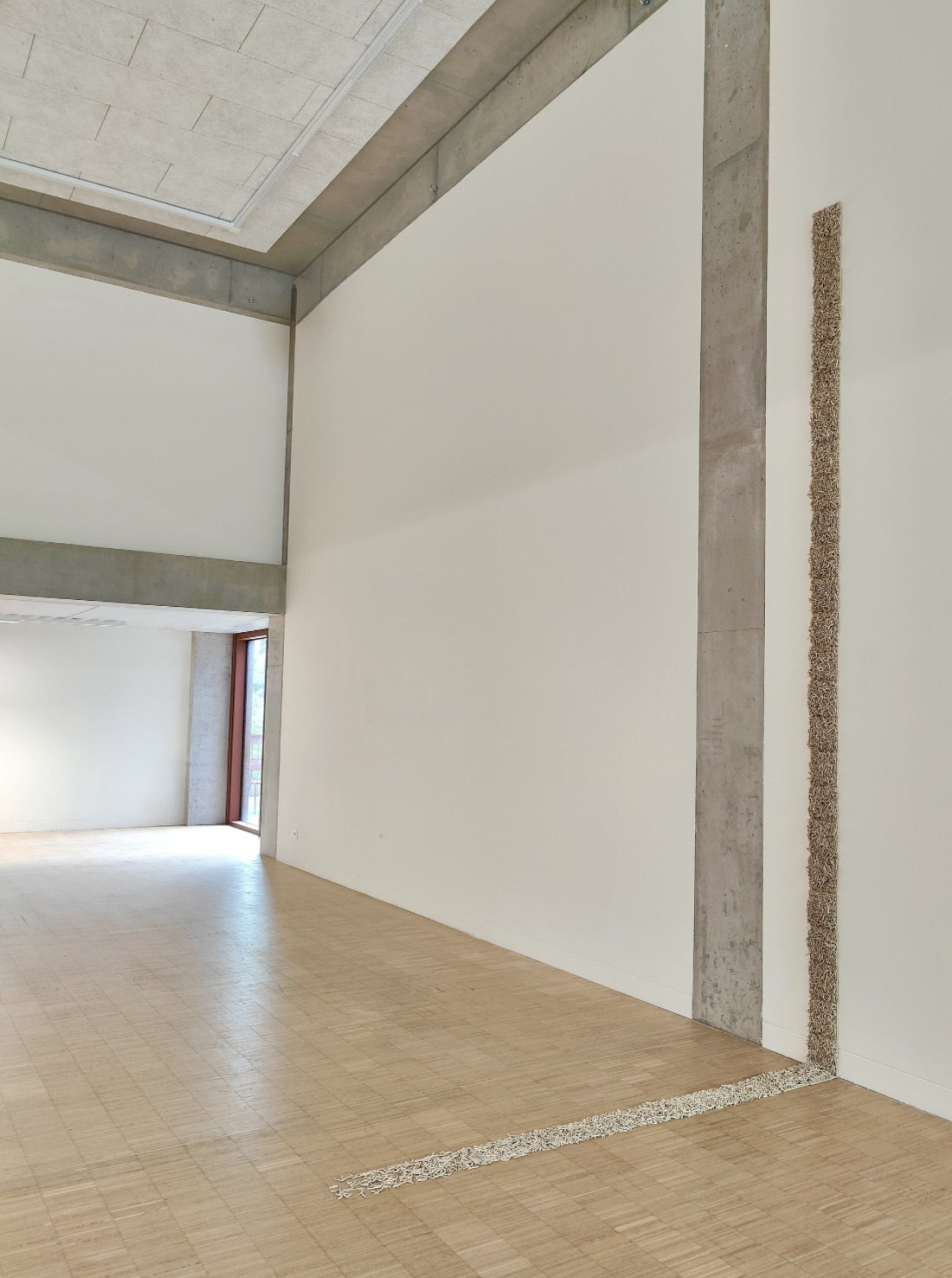 Snippers van een groter landschap ceramic fragment installation